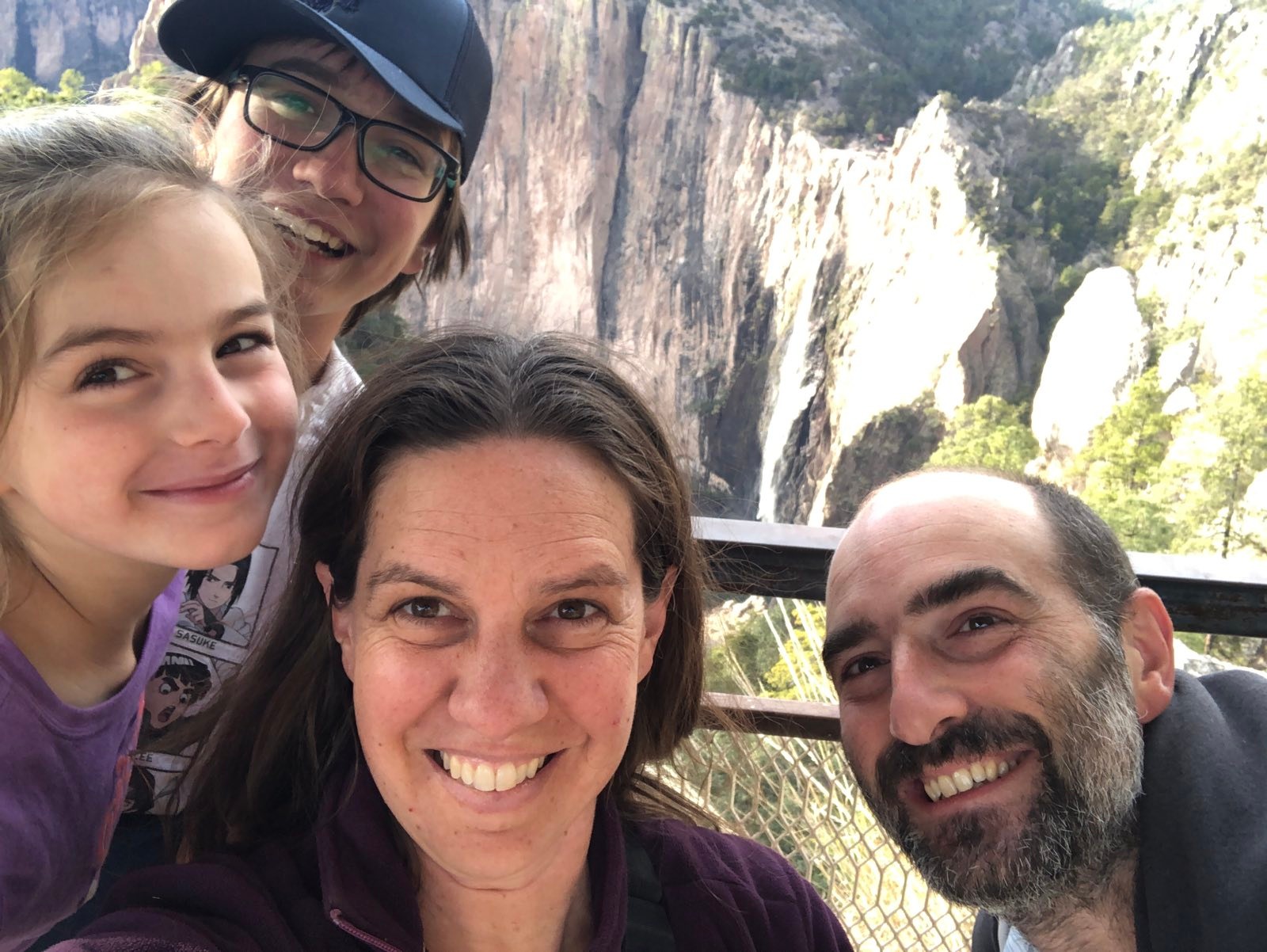 Selfie familial avec la cascade au fond Selfie familial avec la cascade au fond